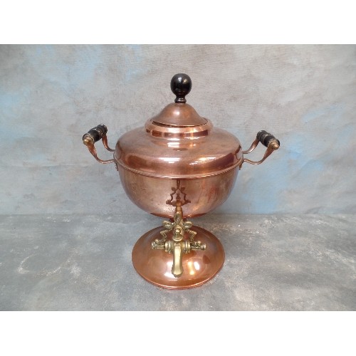 112A - AN EARLY 20TH CENTURY COPPER SAMOVAR TEA URN WITH BAKELITE HANDLES AND BRASS TAP - GOOD CONDITION - ... 