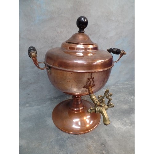 112A - AN EARLY 20TH CENTURY COPPER SAMOVAR TEA URN WITH BAKELITE HANDLES AND BRASS TAP - GOOD CONDITION - ... 