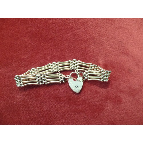 36A - A BEAUTIFUL EDWARDIAN 9CT GOLD GATE BRACELET WITH HEART PADLOCK. ALL MARKED 9CT. CLASP IN GOOD ORDER... 