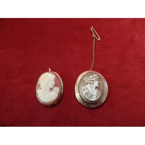 36D - A VICTORIAN CAMEO BROOCH IN 9CT GOLD FRAME & WITH SAFETY CHAIN (PIN MISSING) AND A 20TH CENTURY ITAL... 