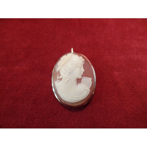 36D - A VICTORIAN CAMEO BROOCH IN 9CT GOLD FRAME & WITH SAFETY CHAIN (PIN MISSING) AND A 20TH CENTURY ITAL... 