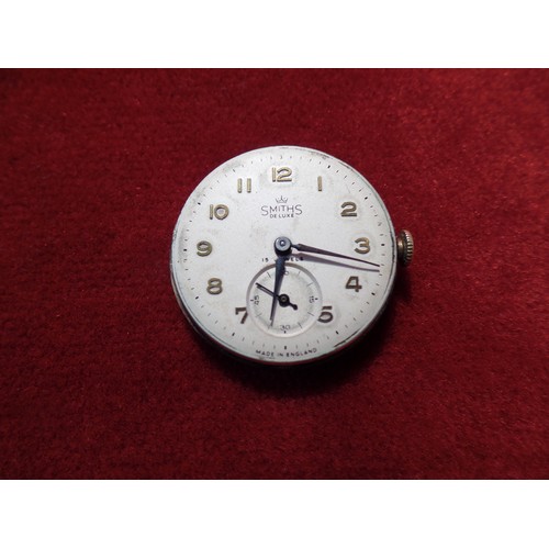 60B - A MID CENTURY 9CT GOLD GENTS WRIST WATCH, THE DIAL MARKED SMITHS DELUXE 15 JEWELS MADE IN ENGLAND. T... 