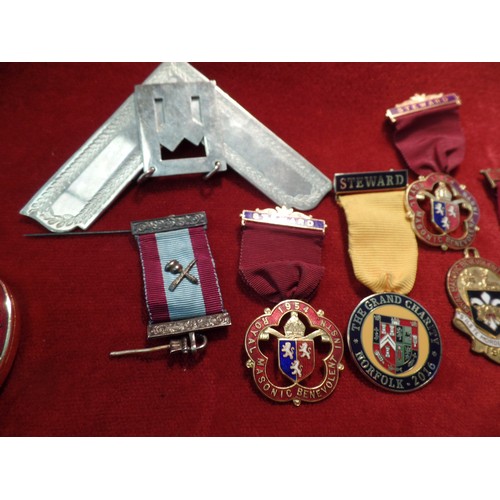 90 - GOOD COLLECTION OF MASONIC & ROYAL BENEVOLENT MASONIC INSTITUTION JEWELS & MEDALS. INCLUDES TWO CRAF... 