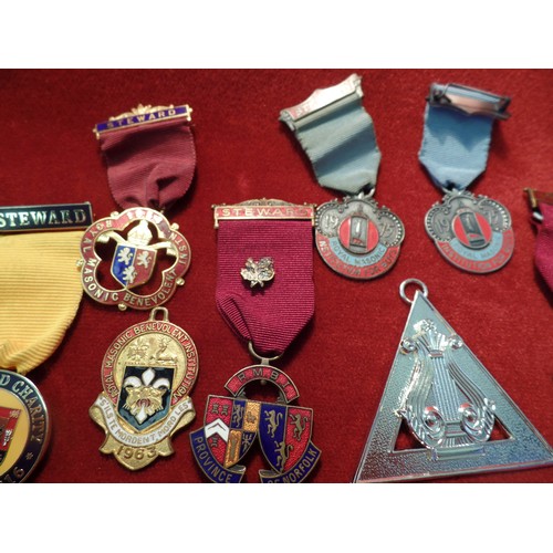 90 - GOOD COLLECTION OF MASONIC & ROYAL BENEVOLENT MASONIC INSTITUTION JEWELS & MEDALS. INCLUDES TWO CRAF... 