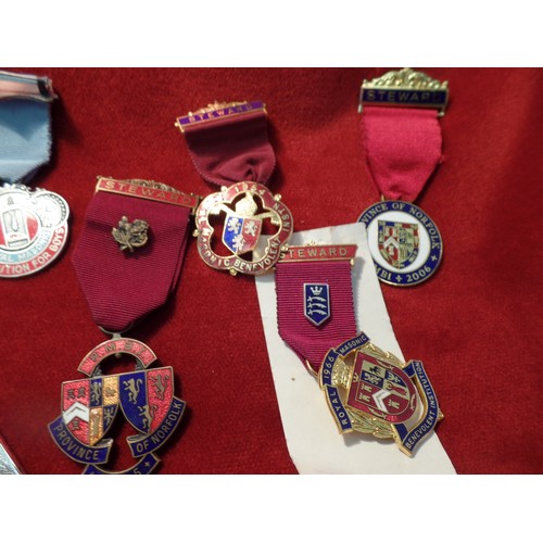 90 - GOOD COLLECTION OF MASONIC & ROYAL BENEVOLENT MASONIC INSTITUTION JEWELS & MEDALS. INCLUDES TWO CRAF... 