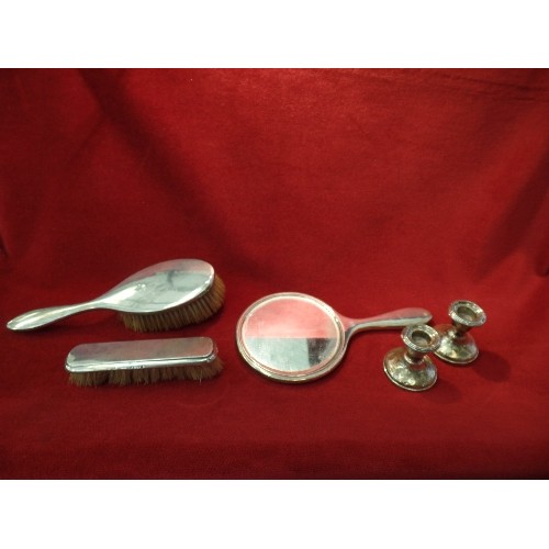 35F - A STERLING SILVER DRESSING TABLE SET OF PLAIN DESIGN WITHOUT ENGRAVING COMPRISING MIRROR, HAIRBRUSH ... 