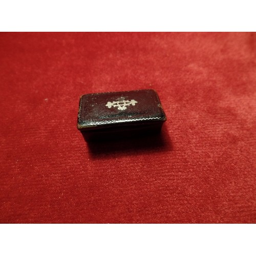 46A - A 19TH CENTURY GEORGIAN MINIATURE SNUFF BOX IN PAPIER MACHE WITH PEWTER INLAY AND A RARE LADIES AGAT... 