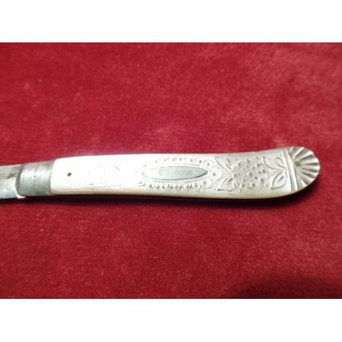 46B - TWO VICTORIAN PENKNIVES OR FRUIT KNIVES WITH MOTHER OF PEARL HANDLES. PISTOL HANDLE SHEFFIELD 1905, ... 