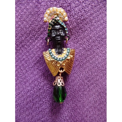 36E - A 19TH CENTURY STYLE BLACKAMOOR BROOCH WITH A LARGE GLASS 