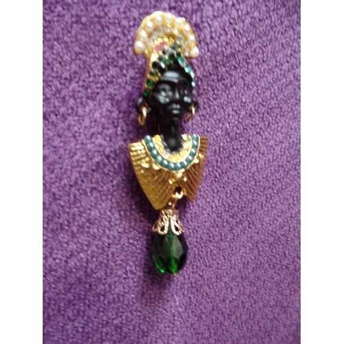 36E - A 19TH CENTURY STYLE BLACKAMOOR BROOCH WITH A LARGE GLASS 