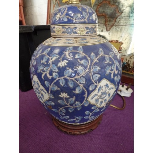 237 - LARGE 'GINGER JAR' SHAPED TABLE LAMP BASE. BLUE & SAND. WOODEN BASE.