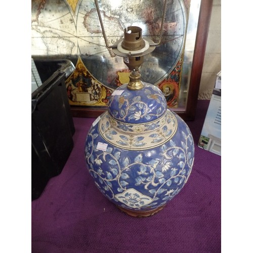 237 - LARGE 'GINGER JAR' SHAPED TABLE LAMP BASE. BLUE & SAND. WOODEN BASE.