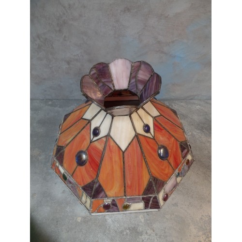 261 - ART NOUVEAU TIFFANY STYLE PENDANT LIGHT IN TERRACOTTA AND PURPLE STAINED GLASS WITH LEADWORK - 36CM ... 