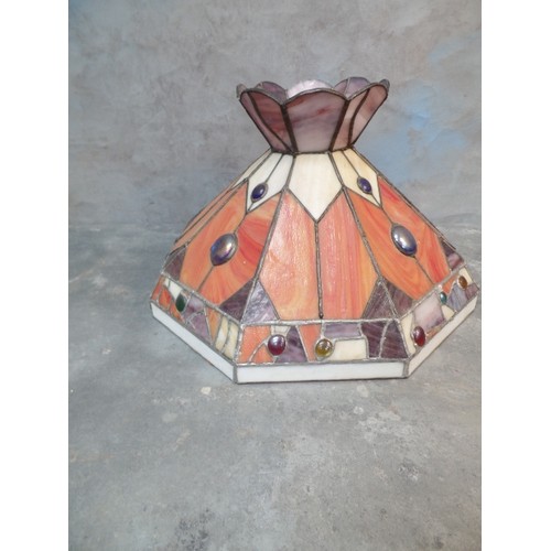 261 - ART NOUVEAU TIFFANY STYLE PENDANT LIGHT IN TERRACOTTA AND PURPLE STAINED GLASS WITH LEADWORK - 36CM ... 