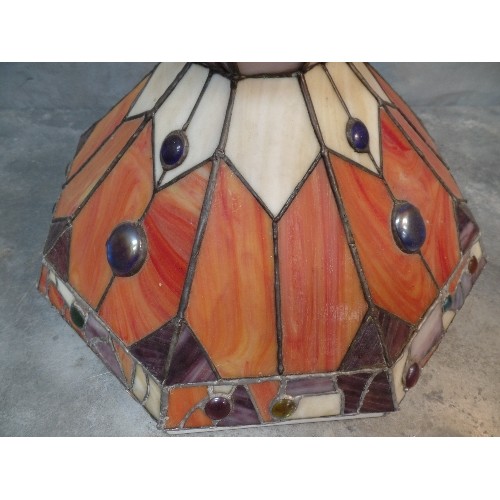 261 - ART NOUVEAU TIFFANY STYLE PENDANT LIGHT IN TERRACOTTA AND PURPLE STAINED GLASS WITH LEADWORK - 36CM ... 