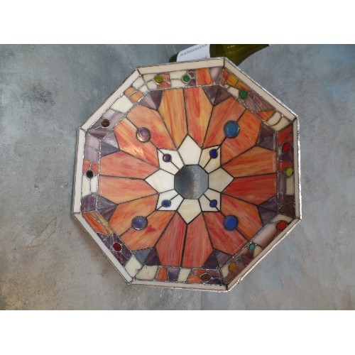 261 - ART NOUVEAU TIFFANY STYLE PENDANT LIGHT IN TERRACOTTA AND PURPLE STAINED GLASS WITH LEADWORK - 36CM ... 