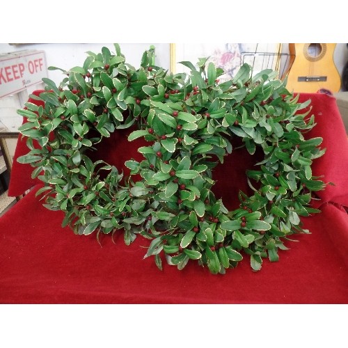 318 - QUANTITY OF CHRISTMAS DECORATIVE ITEMS. INCLUDING PAIR OF FAUX HOLLY WREATHS.