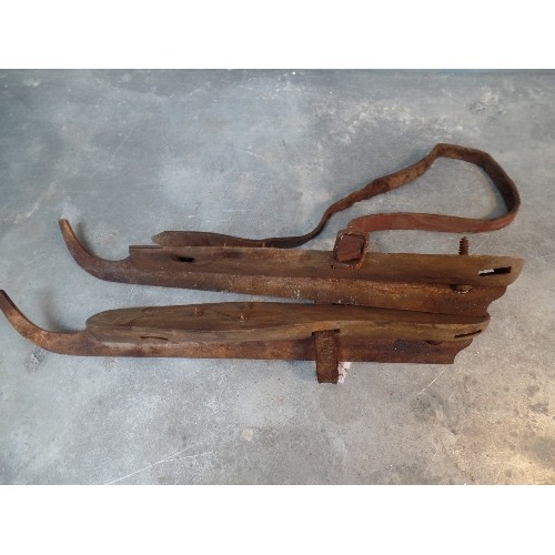 321 - A PAIR OF 19TH CENTURY WOODEN FEN RUNNER (OR WHITTLESEA RUNNER) ICE SKATES WITH BRASS TOE ENDS - SCR... 