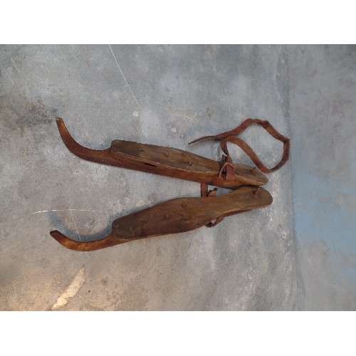 321 - A PAIR OF 19TH CENTURY WOODEN FEN RUNNER (OR WHITTLESEA RUNNER) ICE SKATES WITH BRASS TOE ENDS - SCR... 