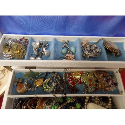 81 - VINTAGE COSTUME JEWELLERY CONTAINED IN 3 TIER CANTILEVER JEWELLERY BOX. ALSO LETOILE CASE CONTAINING... 