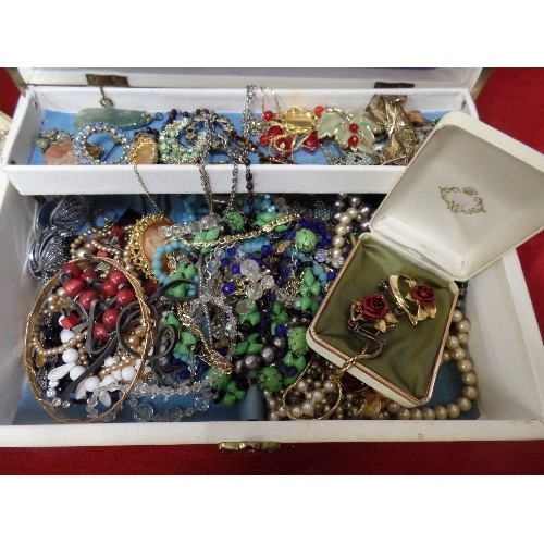 81 - VINTAGE COSTUME JEWELLERY CONTAINED IN 3 TIER CANTILEVER JEWELLERY BOX. ALSO LETOILE CASE CONTAINING... 