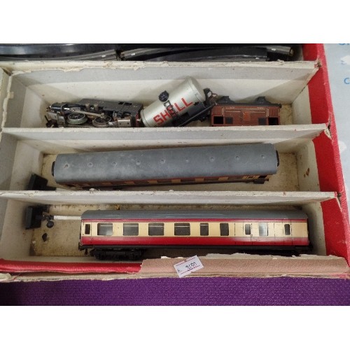 103 - VINTAGE 00 GUAGE MODEL RAILWAY ENGINE [TIR MADE IN ENGLAND], RESTAURANT CAR, CARRIAGE, ROLLING STOCK... 