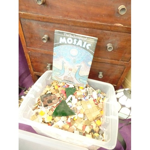 114 - LARGE QUANTITY OF MOSAIC PIECES, & A MOSAIC TECHNIQUE BOOK, CONTAINED IN A LIDDED TUB.