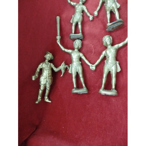 133 - 4 HEAVY VINTAGE BRASS ROMAN BOY FIGURES [POSSIBLY FROM A CHANDELIER OR LIGHT FITTING] HOLDING FLAME ... 