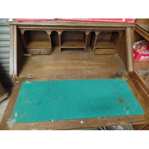 385 - VINTAGE OAK BUREAU/DESK WITH 1 DRAWER AND CUPBOARD