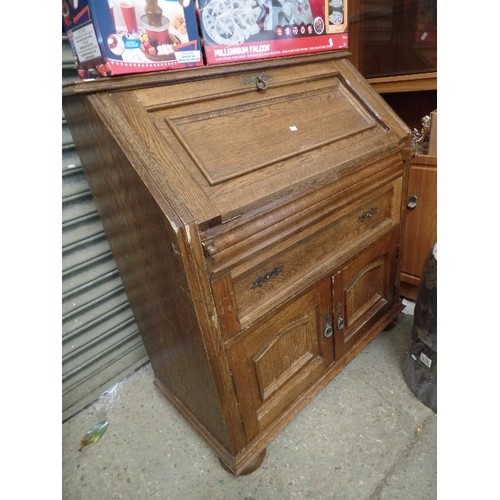 385 - VINTAGE OAK BUREAU/DESK WITH 1 DRAWER AND CUPBOARD