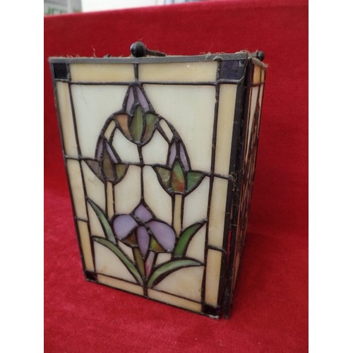 184 - TIFFANY STYLE SQUARE LANTERN. FLOWER DESIGN.