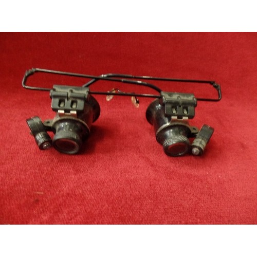 267 - DUAL LENS 20 X MAGNIFIER/ EYE BINOCULAR.