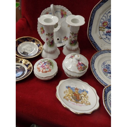 279 - BOX OF VINTAGE CERAMICS. CANDLE HOLDERS, TRINKET BOXES, DECORATIVE PLATES, DISHES.