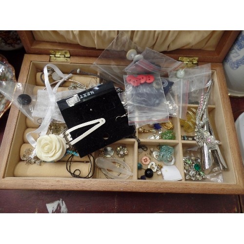 315 - COSTUME JEWELLERY CONTAINED IN A WOODEN JEWELLERY BOX.