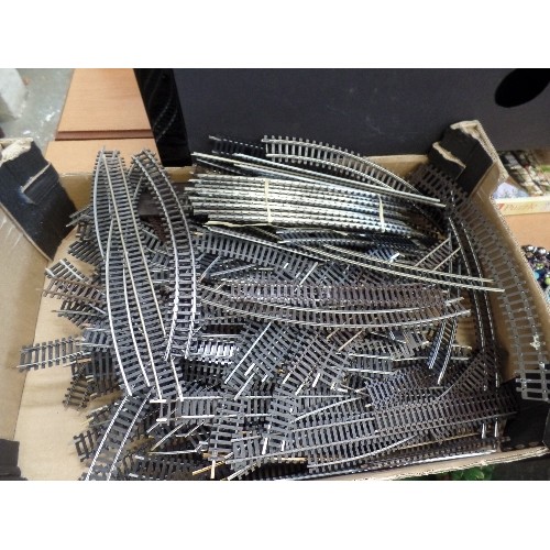 319 - LARGE QUANTITY OF MODEL RAILWAY TRACK.