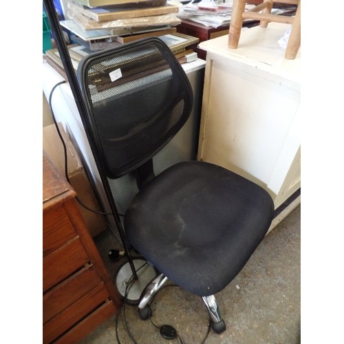 477 - BLACK MESH OFFICE SWIVEL CHAIR.