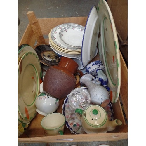 424 - WOODEN CRATE OF MIXED VINTAGE CROCKERY.