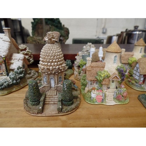 430 - 21 X LILLIPUT LANE COTTAGES/BUILDNGS. INCLUDES PINEAPPLE HOUSE, THE CHRISTMAS PRESENT, AND GOLD TOP.