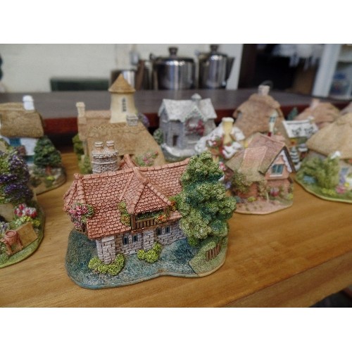 430 - 21 X LILLIPUT LANE COTTAGES/BUILDNGS. INCLUDES PINEAPPLE HOUSE, THE CHRISTMAS PRESENT, AND GOLD TOP.