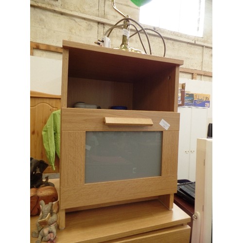 461 - CONTEMPORARY BEECH EFFECT 4 DRAWER CHEST AND BEDSIDE CABINET. WITH FROSTED GLASS EFFECT.