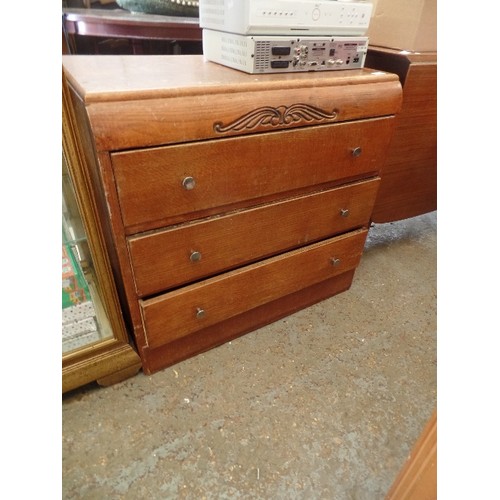 546 - VINTAGE 1950'S OAK VENEER 3 DRAWER CHEST.