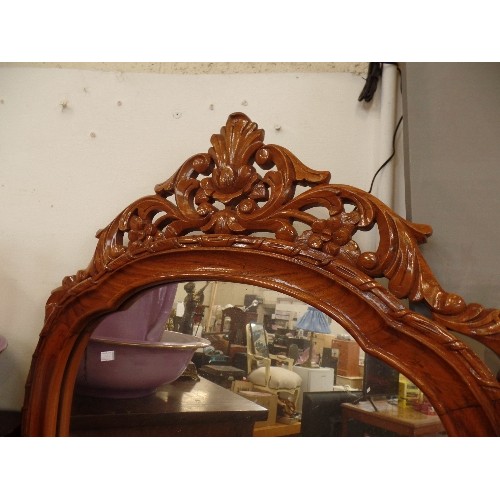 109 - LARGE WALL MIRROR WITH DECORATIVE CARVED FRAME.