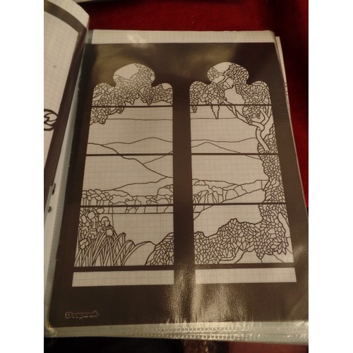 293D - A GLASS ETCHING TECHNIQUE BOOK, 2 X TEMPLATE FOLDERS FULL OF GLASS ETCHING/STAINED GLASS DESIGNS, AN... 