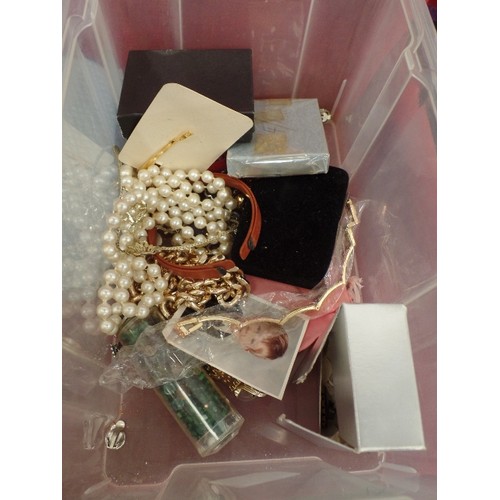 346 - TUB OF COSTUME JEWELLERY, WATCHES, PURSES, BROOCHES  & MIXED SMALL ITEMS.