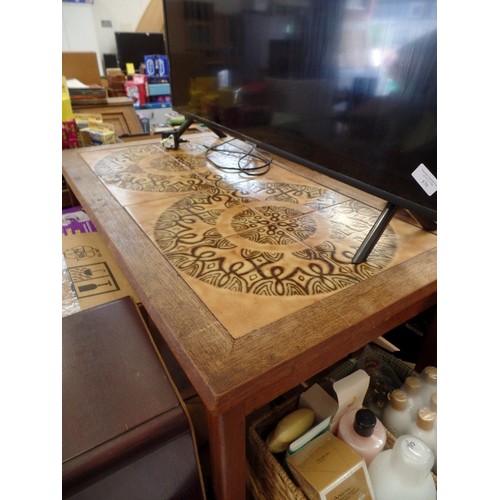 373 - RETRO COFFEE TABLE WITH TILED TOP. CARAMEL & COFFEE.