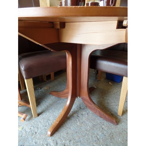 456 - LOVELY NATHAN TABLE. EXTENDING CIRCULAR/OVAL, WITH PEDESTAL BASE.