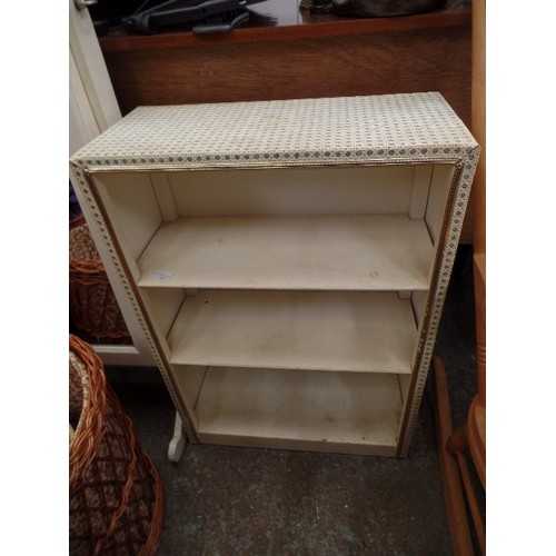 468 - SMALL RETRO-VINTAGE SHELVING UNIT, CREAM PAINTED INSIDE, WITH HONEYCOMB BASKET WEAVE OUTER, GOLD TRI... 