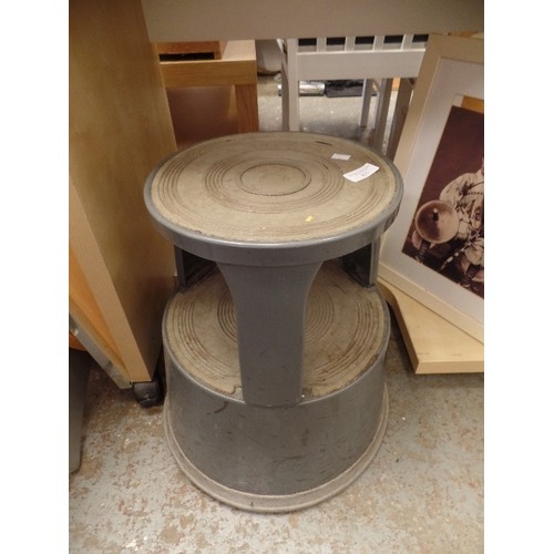 497 - METAL STEP STOOL IN GREY