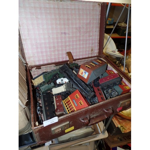 503 - BOX OF TRI ANG TRAIN TRACK AND POWER CONTROLLER, SUITCASE OF MODEL RAIL ITEMS - TRAILERS, BUILDINGS ... 