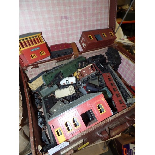 503 - BOX OF TRI ANG TRAIN TRACK AND POWER CONTROLLER, SUITCASE OF MODEL RAIL ITEMS - TRAILERS, BUILDINGS ... 